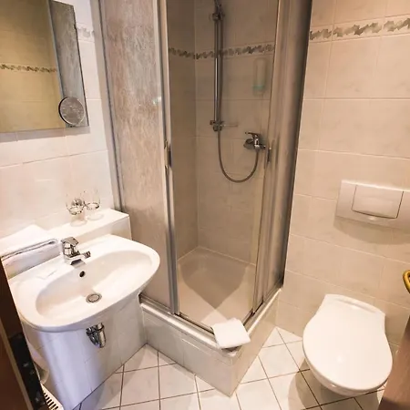 Friedrichshoehe - Sauna, Pool & فندق